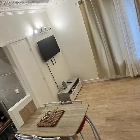 F2 De 35 M2 Idealement Situe A Apartment